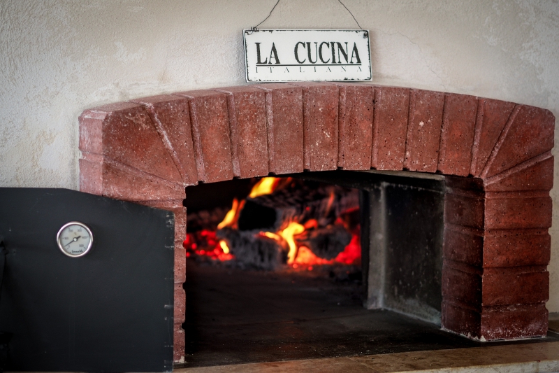 pizzeria-HYERES-min_pizza-oven-1344719